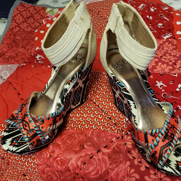 Wedge Heel - Picture 2 of 9